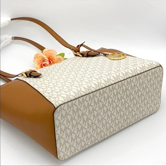 MICHAEL KORS CHARLOTTE LARGE TOP ZIP TOTE VANILLA - Picture 4 of 15